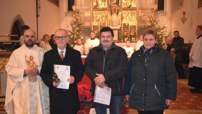Bild: bnr
Für ihre 18-jährige Mitarbeit in der Kirchenverwaltung wurden Josef Eger (Zweiter von links) und Martin Fröhler (Zweiter von rechts) von Pfarrer Hans Spitzhirn und der Pfarrgemeinderatsvorsitzenden Ingrid Duschner ausgezeichnet.