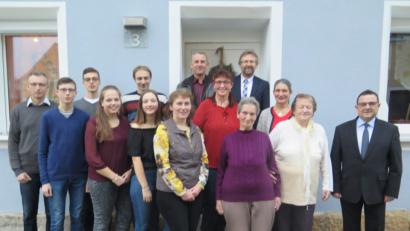 Bild: jzk
Genau an dem Tag, an dem Frieda Rupprecht (Bildmitte, vorne) ihren 80. Geburtstag feierte, wurde ihre Enkelin Vanessa (Vierte von links) 18 Jahre alt.