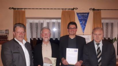 Bild: jr
Ehrungen gab es bei der Weihnachtsfeier des SV Pechbrunn-Groschlattengrün durch den Deutschen Fußballbund. Geehrt wurden Ludwig Hecht (2. von links) und Markus Renner (2. von rechts). Überreicht wurden die Auszeichnungen durch Ehrenamtsbeauftragten Roland Zeitler (links) und Vorsitzenden Karl Hindringer.