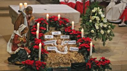 Bild: bph
Zeichenhaft wurde die Schatzkiste 2018 vor die Krippe, vor Gott gestellt - in seine Hände zurückgegeben. Daneben eine neue Schatzkisten: "Scheinbar leer, doch gefüllt mit ZEIT, HOFFNUNG, ZUVERSICHT, KRAFT, MUT. Das alles sind Dinge, die uns so oft ausgehen, und die wir doch aus eigener Kraft nicht einfach machen können. Christus schenkt sie uns", so Stadtpfarrer Lorenz.