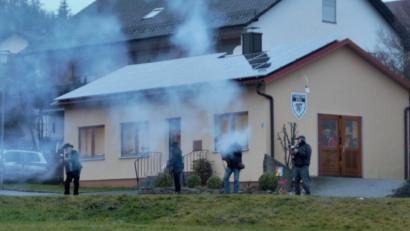 Bild: dl
Lautstark lies es die Böllergruppe des VPC Thanstein am Dorfplatz vor Einbruch der Dunkelheit krachen.