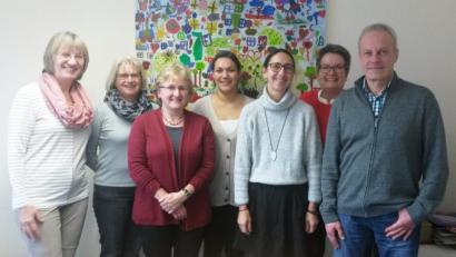Bild: exb
Das Team der Vorbereitungsgruppe zum Thema Kindergesundheit bilden
Tina Mücke (links) und Gabi Raithel (Zweite von rechts) von der Beratungsstelle für Schwangerschaftsfragen des Landratsamts, Norbert Meister (rechts) und Tamara Prause (Vierte von rechts) vom KoKi-Netzwerk des Landratsamts Neustadt, Regina Träger (DRitte von rechts) von der Erziehungsberatungsstelle Weiden/Neustadt, Angelika Meindl (Zweite von links) von der VHS Weiden-Neustadt und Maria Müller (Dritte von links) vom Netzwerk Junge Eltern des Landwirtschaftsamts.