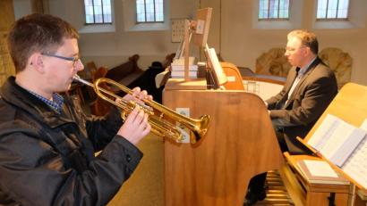 Bild: le
Einen musikalischen und konzertanten Ohrenschmaus gab es beim Abschlussgottesdienst in der katholischen Pfarrkirche St. Johannes der Täufer mit Organist Harald Bäumler und Trompeter Andreas Bäumler.