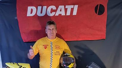 Bild: nib
Frank Claussner aus Högling mit seinem Motorrad und den Pokalen des Jahres 2018. Der Lohn für eine erfolgreiche Saison war der Meistertitel