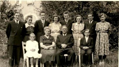 Bild: le
Josef Lehner mit seiner Frau Paula und seinen zehn Kindern. Sitzend von links: Liesbeth (geboren 1942 ), Mutter Paula, Josef Lehner, Alfons (1939). Stehend von links: Hans (1927 ), Emmi, Fred (1932 ), Lotte ( 125 ) Ludwig (1933 ), Hermine, Lothar und Rosa (1936 ).