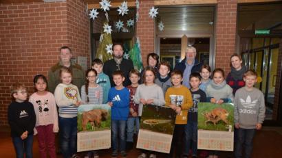 Bild: dob
Grund- und Förderschüler nehmen die Kalender der Bayerischen Jäger und Fischer freudestrahlend entgegen. Peter Wild, Christian Ertl und Johann Dittmann (von links) wissen um die Bedeutung dieses wertvollen Unterrichtsmaterials.