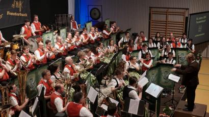 Bild: nib
Knapp 60 Musiker spielten für die zahlreichen Zuhörer im Saal. Mit dem großen Jubiläumskonzert endeten die Feierlichkeiten zum 50-jährigen Bestehen der Jugendblaskapelle.