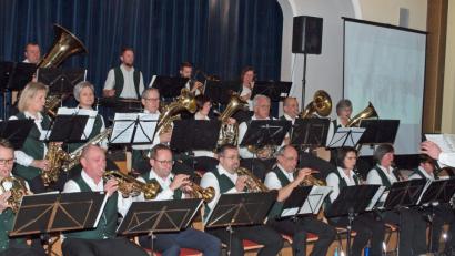 Bild: sön
Mit der Marschpolka Ensdorfer Musikanten eröffnet unter der Führung von Hubert Haller (rechts) die Blaskapelle ihr Jubiläumskonzert anlässlich des 70. Geburtstags.