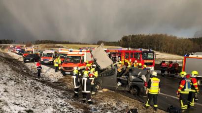 Bild: Alexander Auer
Die Feuerwehr muss zwei Erwachsene und zwei Kinder mit schwerem Gerät aus dem Auto befreien.