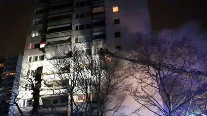 Bild: Alexander Auer
Silvesternacht in Regensburg: Die Feuerwehr rückte zu einem brennendem Hochhausbalkon aus.