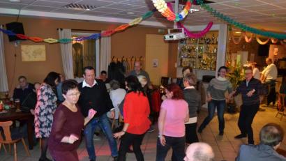 Bild: hcz
Ausgelassen tanzt auch DJK-Vorsitzender Stadtrat Reinhold Wildenauer (rechts hinten auf der Tanzfläche).