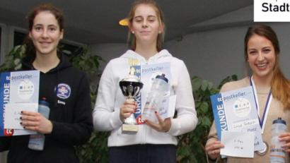 Bild: exb
Luisa Fritsch (rechts) hatte gut lachen: Die Postkeller-Spielerin schaffte es als einzige aus dem Team des Gastgebers in der Altersklasse W21 auf das Podium beim Stadtwerke-Cup. Sie musste sich lediglich Siegerin Karina Hofbauer (Mitte, TC Hengersberg) und Emma Zenk (TC Thurnau) geschlagen geben.