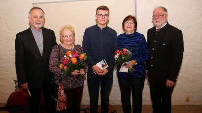 Bild: wro
Im Mittelpunkt des Falkenberger Neujahrsempfangs stehen Ehrungen durch Bürgermeister Herbert Bauer. Im Bild von links Albert Zrenner, dessen Ehefrau Inge, Niklas Enslein, Rita Wildenrother und Bürgermeister Herbert Bauer.