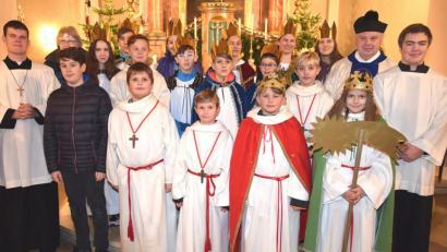 Bild: no
Beim Neujahrshochamt sendet die Pfarrei St. Vitus die Sternsinger aus. Zweite von links Ministrantenbetreuerin Veronika Falk; Zweiter von rechts Pfarrer Markus Priwratzky.