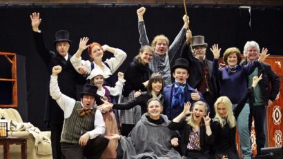 Bild: exb
Grund zur Freude haben die engagierten Mitglieder des Theaterensembles "Ovigo": Knapp 3200 Besucher verfolgten die insgesamt 26 Aufführungen verschiedener Produktionen. Das Foto entstand nach einer Vorstellung des Weihnachtsstückes "Scrooge" in Pfreimd.