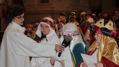Bild: kro
Die Sternsinger trugen zu Beginn des Gottesdienstes ihre Anliegen vor.