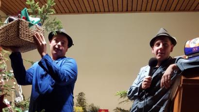 Bild: hzi
Jens Dahl und Felix Schraml in Aktion zu Beginn der Christbaumversteigerung.