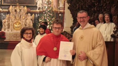 Bild: exb
Kevin Blay ist nun seit 15 Jahren ein treuer und zuverlässiger Diener am Altar. Dafür erhielt er an diesem Abend die „goldene“ Miniplakette und eine Ehrenurkunde.