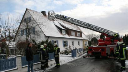 Bild: wro
Ein Kaminbrand, der in einem Haus im Herbstweg ausgebrochen war, alarmierte am Mittwochvormittag die Einsatzkräfte der Feuerwehren aus Wiesau und Mitterteich. Das Feuer war rasch unter Kontrolle.