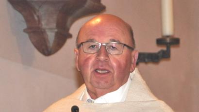 Bild: es
Pfarrer Wilhelm Bauer spannt einen großen Bogen bei seinen Dankesworten im Jahresabschlussgottesdienst an Silvester.