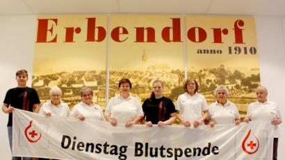 Bild: njn
Das Blutspendeteam der BRK-Bereitschaft um Anneliese Huhnke (Zweite von links) und des Jugendrotkreuzes in der Erbendorfer Stadthalle ist organisiert. Alle freuen sich auf Dienstag, 8. Januar..