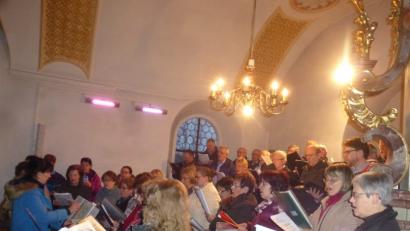 Bild: mad
Unter der Leitung von Gabriele Scharf (links) erfreute das Gemeinschaftsensemble aus Kirchenchor Schwarzhofen und Männerchor Altendorf das Publikum während der Neujahrsandacht.