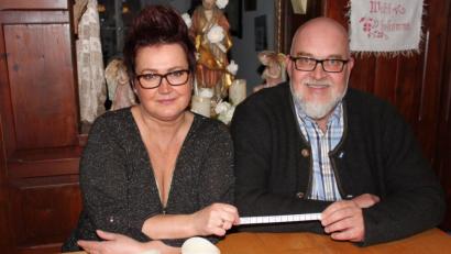 Bild: prh
Karin und Gerald Wickl lassen im "Waldhauser" den Brauch des "Stirkantrinkens" wieder aufleben. Dazu ließ der Wirt extra ein Maßband zur persönlichen Kontrolle drucken. Ob es ratsam ist, für jeden Monat des Jahres eine Halbe zu trinken, dürften Ärzte und Beratungsstellen allerdings anders sehen.