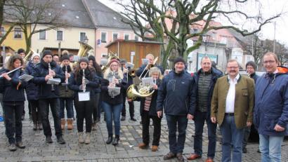 Bild: kro
Überraschungsständchen der „Grenzlandbuam“ für Gäste aus Sachsen-Anhalt (von rechts): Landrat Markus Bauer, Bärnaus Bürgermeister Alfred Stier, Oberbürgermeister Sven Wagner und Dirigent Günther Freundl..