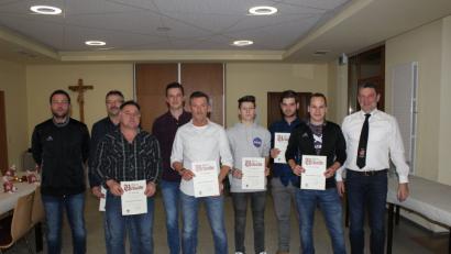 Bild: mnt
TSV-Vorsitzender Hans Hutzler (rechts) und Abteilungsleiter Gerhard Baier (links) ehrten die langjährigen Mitglieder (ab Zweitem von links) Helmut Wagner, Alfred Frischmann, Volker Schmidt, Johann Mehltretter, Lukas Groß, Tim Fleischmann und Sebastian Hutzler.