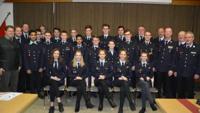 Bild: jr
So stark wie noch nie ist der Nachwuchs der Feuerwehr Mitterteich mit aktuell dreißig Jugendlichen. Darüber freuen sich (von links) 2. Bürgermeister Stefan Grillmeier, Vorsitzender Christian Grillmeier und Jugendwart Johannes Schmid, sowie (von rechts) Kreisbrandmeister Albert Fröhlich, Ehrenvorsitzender Otto Weiß, stellvertretender Kommandant Günther Sommer, Kommandant Franz Bauernfeind und Kreisjugendwart Wolfgang Bauer (6. von rechts).