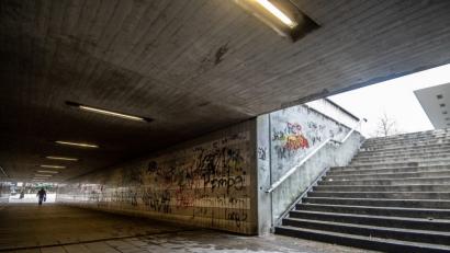 Bild: Armin Weigel, dpa
Amberg: Eine Straßenunterführung nahe dem Bahnhof in der Innenstadt. Vier junge Asylbewerber haben hier wahllos Passanten geschlagen und damit eine Debatte über Gewalt von Flüchtlingen ausgelöst.