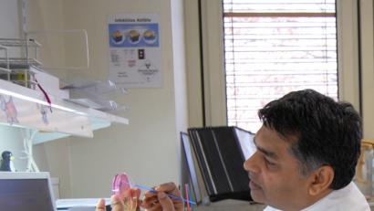 Bild: Klinikum/Gräß
Professor Hamid Hossain, Chefarzt der Mikrobiologie am Klinikum St. Marien Amberg und dem Klinikum Weiden, bei der Arbeit.