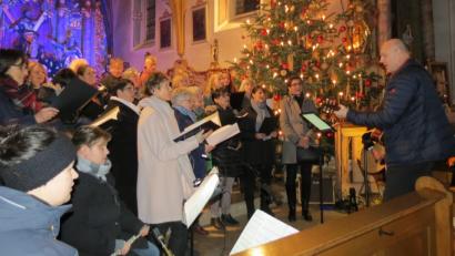 Bild: kö
Der Chor "Contigo" unter Leitung von Jürgen Zach begeisterte in der voll besetzten Pfarrkirche St. Andreas mit internationalen Advents- und Weihnachtsliedern.