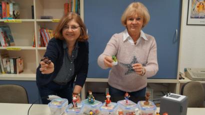 Bild: du
Stolz präsentieren Büchereileiterin Marieluise Uebelacker (rechts) und Mitarbeiterin Christa Schläger (links) die bunten Hörspielfiguren samt Box, die jetzt in der Gemeindebücherei Schirmitz als Tonies für die Jüngsten angeboten werden.