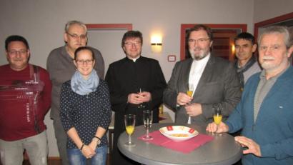 Bild: sck
„Prosit Neujahr“ sagen als Gastgeber des Empfangs (von links) Pfarrgemeinderat Uwe Fischer, Kirchenpfleger Norbert Grillenbeck, Oberministrantin Michaela Fischer, Dekan Pater Markus Flasinski, Diakon Franz-Josef Reck, Pfarrgemeinderat Erwin Holl und Pfarrgemeinderatsvorsitzender Johann Lindner.