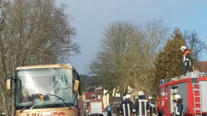 Bild: Alexander Auer
In Heiligenhausen (Landkreis Regensburg) prallt ein Bus gegen einen Baum.