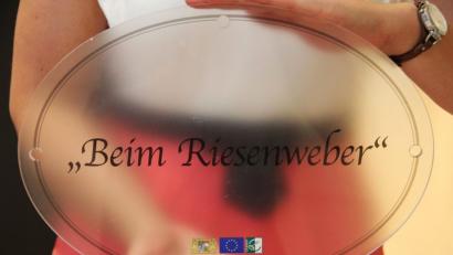 Bild: gri
Ein Freudenberger Hausnamenschild. Der Erfolg dieses Projekts zählt für Landrat Richard Reisinger zu den großen Überraschungen des Geschehens im Landkreis im Jahr 2018.