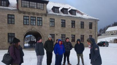 Bild: wrm
Schüler des Berufsvorbereitungsjahres Elektrotechnik bei der Führung über das Gelände der Gedenkstätte in Flossenbürg. Die Lehrkräfte Johanna Rosner (links) und Miriam Sperber begleiteten die Gruppe.