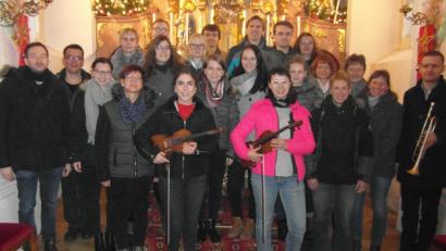 Bild: hl
Der Waldecker Kirchenchor mit Leiter Klaus Wegmann (vorne links) sowie Orgelspielerin Juliane Busch (hinten, letzte Reihe rechts) sowie die Instrumentalisten Thomas Murr (vorne rechts) und mit den Violinen Sarah Wolf und Katrin Schrembs (von linksvorne v.l.) gestalten die Gottesdienste.