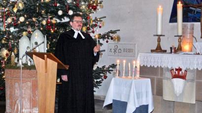 Bild: hai
Pfarrer Micha Boerschmann entzündet sieben Kerzen, jede von ihnen „für Vieles, was war, was hinter mir, hinter uns liegt“, wie der Geistliche erklärt.