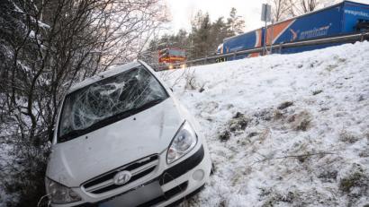 Bild: Gabi Schönberger
Die plötzliche Glätte auf den Straßen wird einer Fahrerin aus dem Landkreis Neustadt/WN zum Verhängnis.