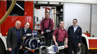 Bild: egl
Bürgermeister Roland Strehl links) übergibt den neuen hydraulischen Rettungssatz der Feuerwehr Haselmühl an Kreisbrandmeister Armin Daubenmerkl, stellvertretenden Kommandant Rudi Schüller, Kommandant Michael Reindl und Kreisbrandinspektor Hubert Blödt.