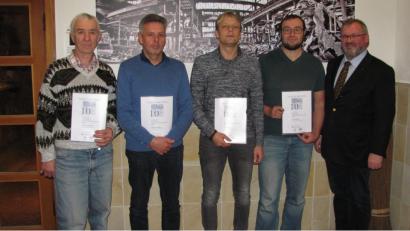 Bild: sei
Firmenchef Anton Forster (rechts) ehrt langjährige Mitarbeiter. Eine Urkunde für zehnjährige Firmenzugehörigkeit erhalten (von links) Alexander Wilmann, Wolfgang Sommer, Achim Rosner und Stefan Meixner.