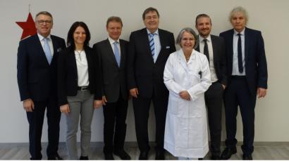 Bild: rti
Dr. Alexandra Barthmann (Dritte von rechts) ist neue Chefärztin am Krankenhaus in Tirschenreuth. Zum Einstand gratulieren (von links) Bürgermeister Franz Stahl, Krankenhausleiterin Claudia Kost, Prokurist Manfred Tretter, Vorgänger Professor Rudolf Ascherl, Personalchef Martin Neuhaus und Landrat Wolfgang Lippert.