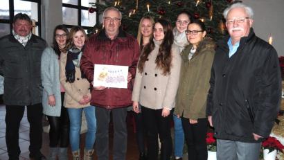 Bild: fvo
Hans-Peter Reil, Annika Pankotsch, Hannah Reil, Herbert Putzer, Alexandra Jaworski, Sophia Mäckl, Annelie Kraus, Julia Mäckl und Organisator Georg Schmidbauer (von links) sind überzeugt, dass die Spende bei der Kinderkrebshilfe gut angelegt ist.