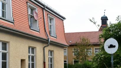 Bild: Petra Hartl
Die Leopoldkaserne ist inzwischen eine ehemalige Kaserne. Der letzte Soldat ist abgezogen, nun hat die Bundesanstalt für Immobilienaufgaben hier das Sagen. Aber vielleicht kommen die Soldaten aber auch zurück. Sicher ist erst mal nichts.