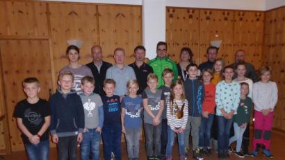 Bild: hrö
Die Kindergruppe und das Trainerteam beim Jahresrückblick des Karate Dojos Waldsassen
v. l. hinten, Lucio Fortelny, Jochen Rosner, Benjamin Fischer, Marco Pilsak, Franz Stierstorfer, Andrea Zeitler, Pavel Hroch, Klaus Zeitler.