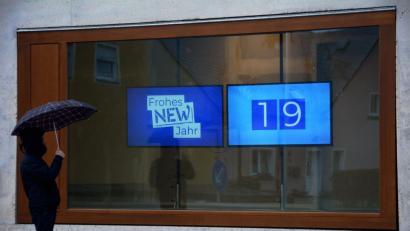 Bild: Gabi Schönberger
Seit NEW-Jahr lässt es das Landratsamt in Neustadt leuchten. Was es mit dieser Schaufenster-Botschaft am Landratsamt auf sich hat, soll erst am 20. Januar enthüllt werden.