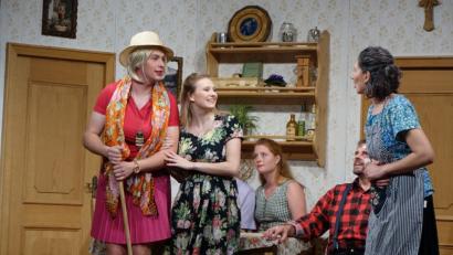 Bild: mmj
Wolf im Schafspelz oder Mannsbild in Frauenkleidern. Gelingt es, Oma Frieda (rechts) auszutricksen.