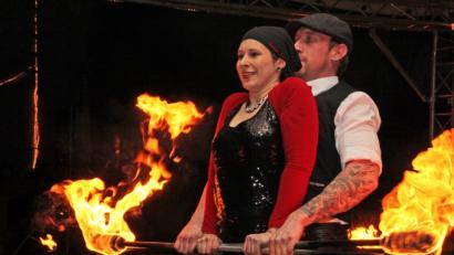 Bild: mp
Die Mitglieder von „Ameno Signum“ aus Neunburg wollen am Freitag bei der „Linder Nacht“ mit einer faszinierenden Feuershow begeistern.